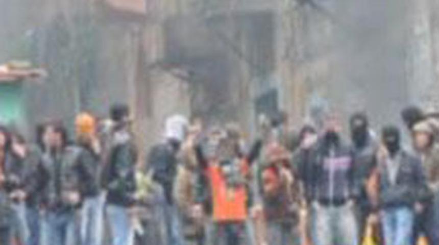Molotoflu g&ouml;stericiler polis kamerasında