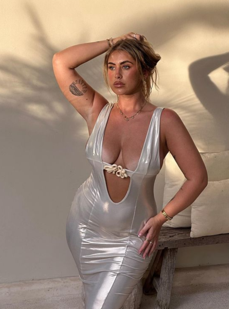 Büyük beden sosyal medya fenomeni Ariella Nyssa, derin göğüs dekolteli elbisesiyle kıvrımlarını ön plana çıkarttı! Yorum yağdı.. "Alüminyum folyoya benziyor" G1