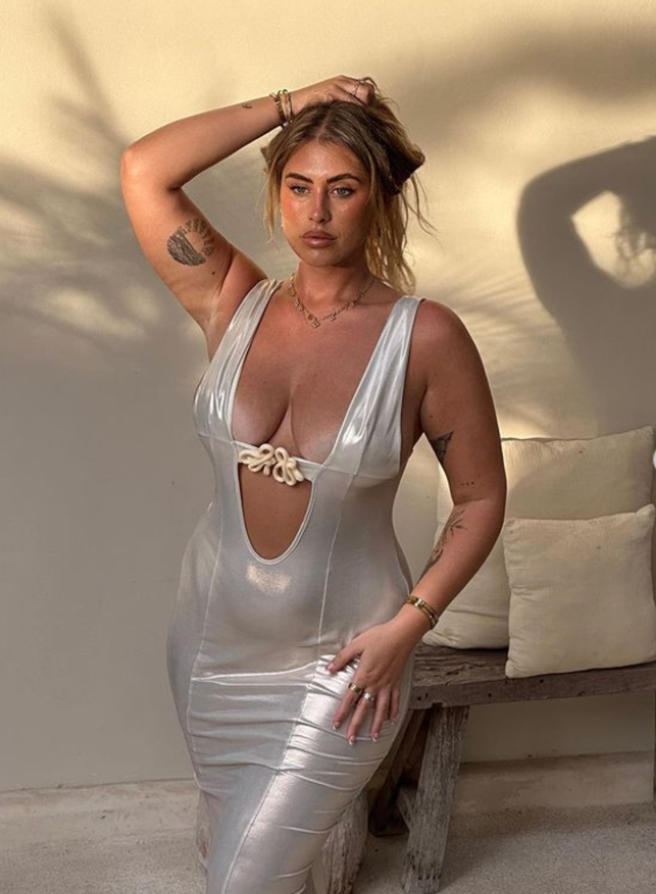 Büyük beden sosyal medya fenomeni Ariella Nyssa, derin göğüs dekolteli elbisesiyle kıvrımlarını ön plana çıkarttı! Yorum yağdı.. "Alüminyum folyoya benziyor" G2