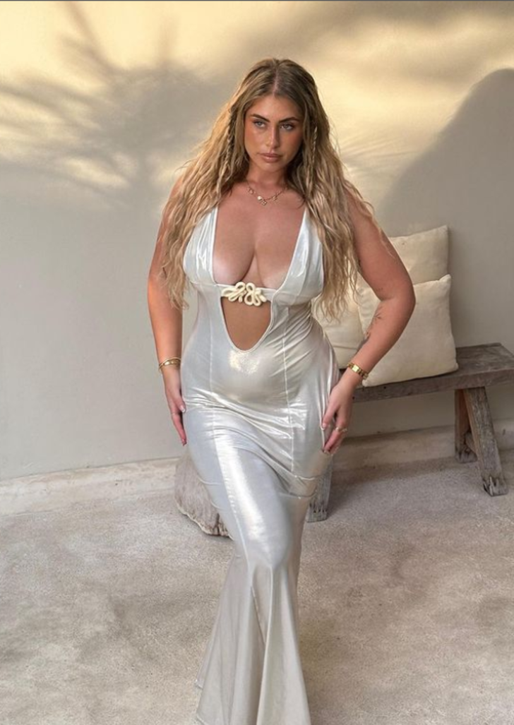 Büyük beden sosyal medya fenomeni Ariella Nyssa, derin göğüs dekolteli elbisesiyle kıvrımlarını ön plana çıkarttı! Yorum yağdı.. "Alüminyum folyoya benziyor" G3