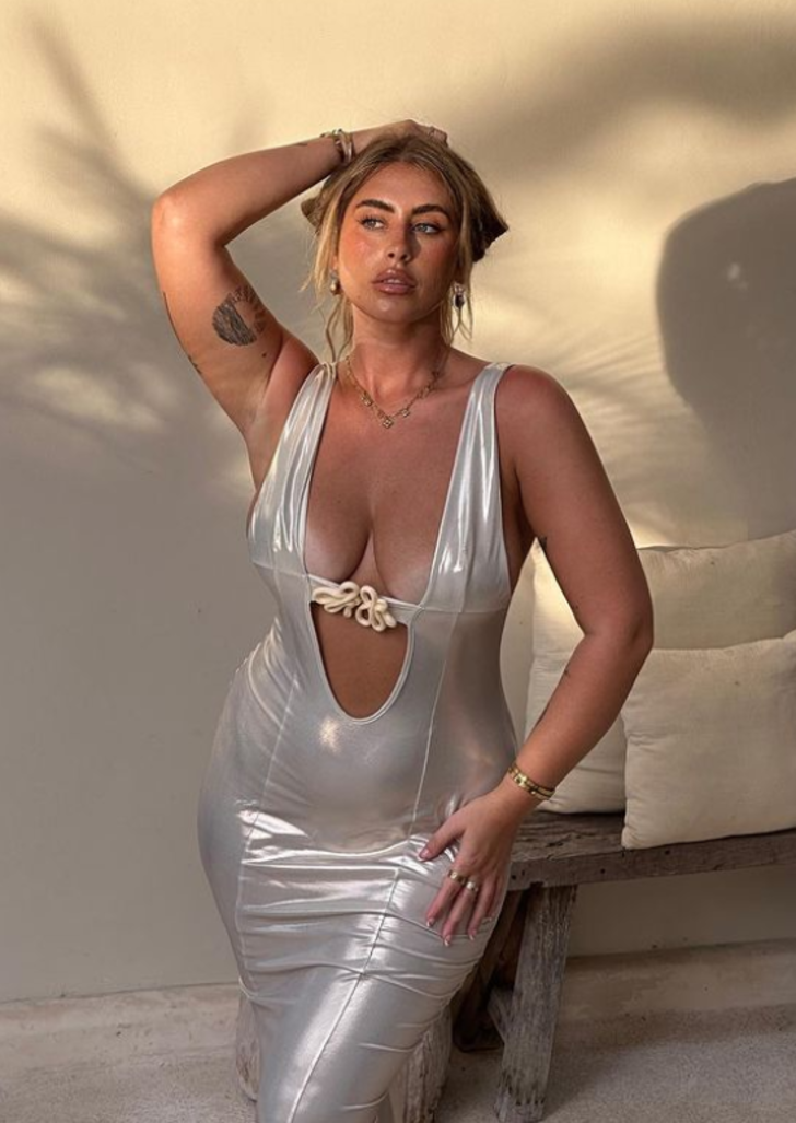 Büyük beden sosyal medya fenomeni Ariella Nyssa, derin göğüs dekolteli elbisesiyle kıvrımlarını ön plana çıkarttı! Yorum yağdı.. "Alüminyum folyoya benziyor" G4