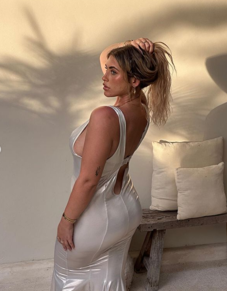 Büyük beden sosyal medya fenomeni Ariella Nyssa, derin göğüs dekolteli elbisesiyle kıvrımlarını ön plana çıkarttı! Yorum yağdı.. "Alüminyum folyoya benziyor" G5