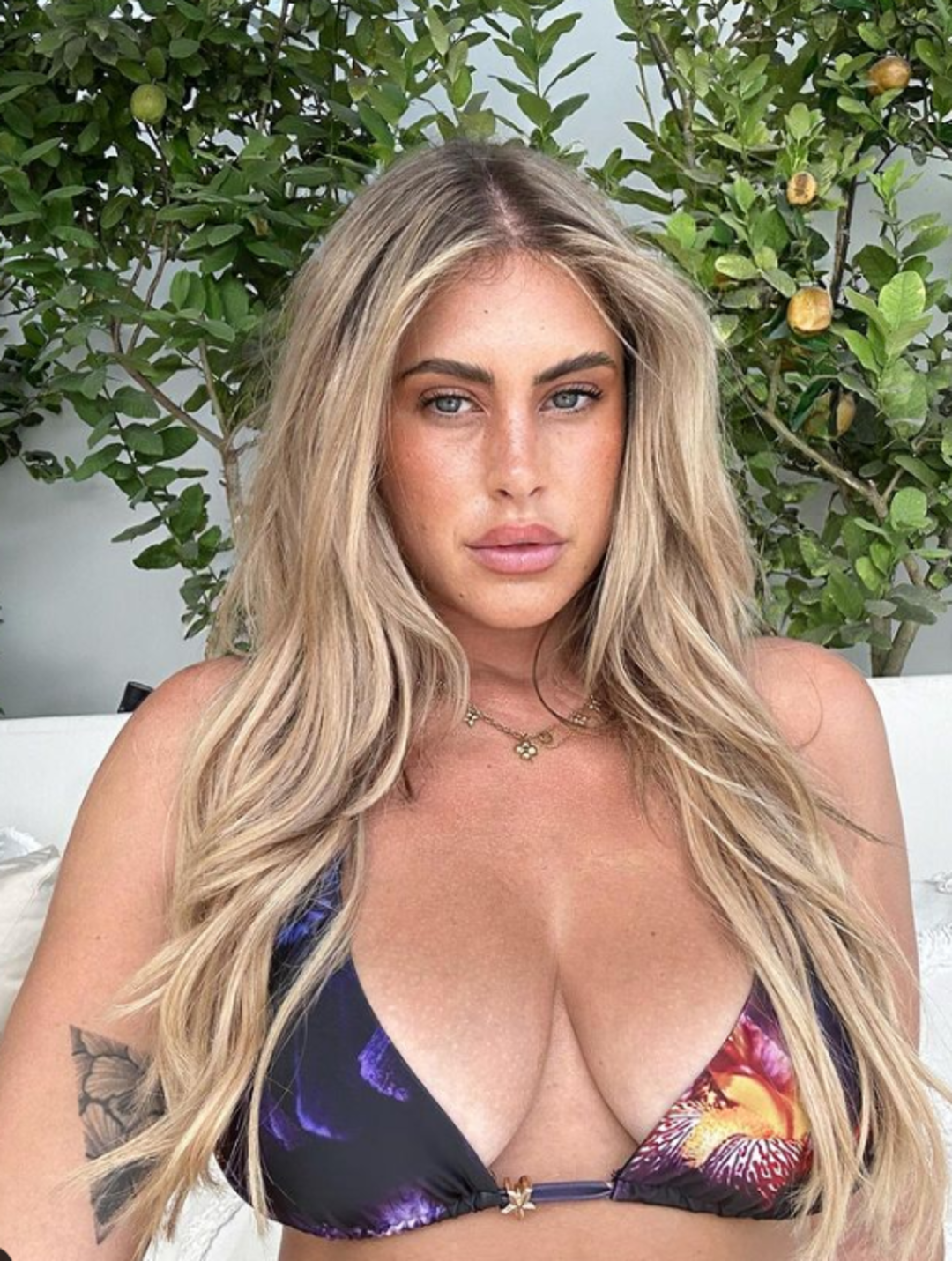 B&uuml;y&uuml;k beden sosyal medya fenomeni Ariella Nyssa, derin g&ouml;ğ&uuml;s dekolteli elbisesiyle kıvrımlarını &ouml;n plana &ccedil;ıkarttı! Yorum yağdı.. "Al&uuml;minyum folyoya benziyor"