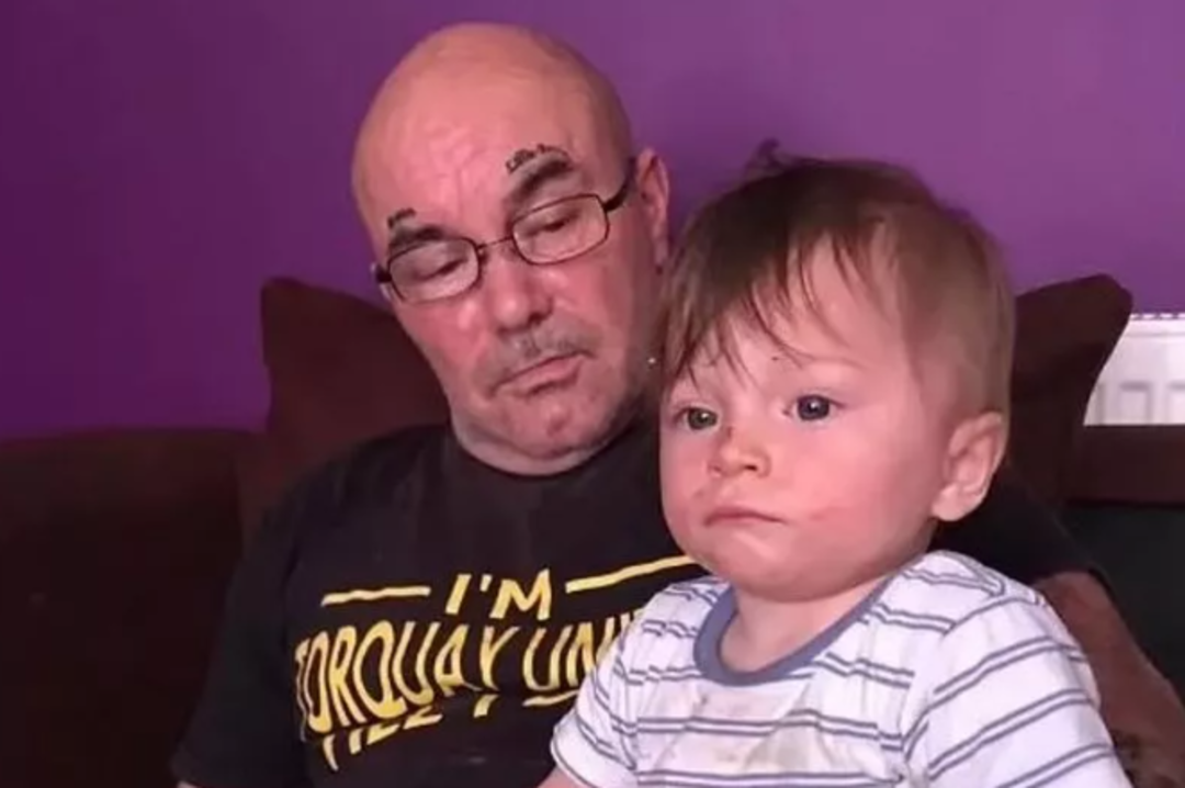 2 yaşındaki &ccedil;ocuğun cansız bedeni kalp krizinden &ouml;len babasının yanında bulundu! Kahreden rapor: A&ccedil;lıktan ve susuzluktan hayatını kaybetmiş