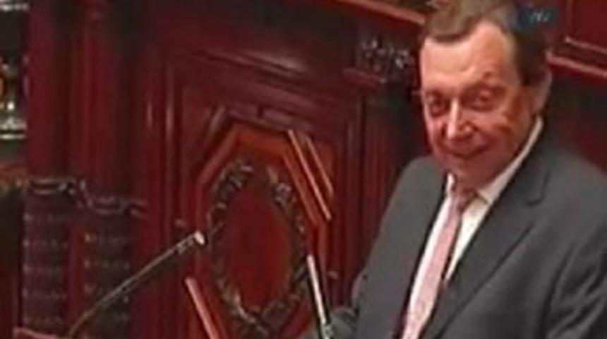 Sarhoş senat&ouml;rden komedi şov!