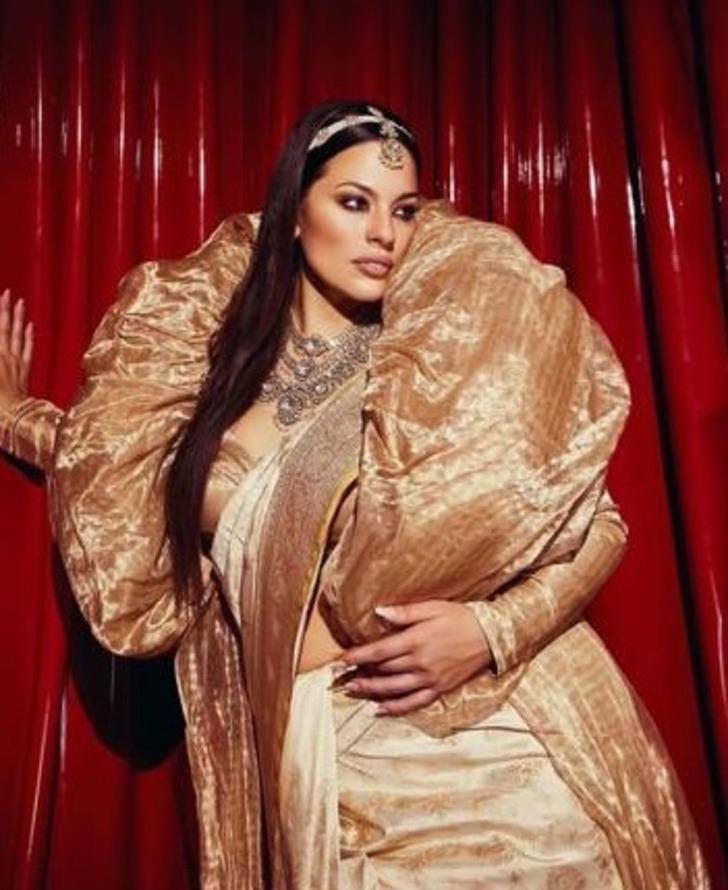 Dünyanın en seksi kadını seçilmişti! Ashley Graham tüle sarınıp iç çamaşırıyla poz verdi G2