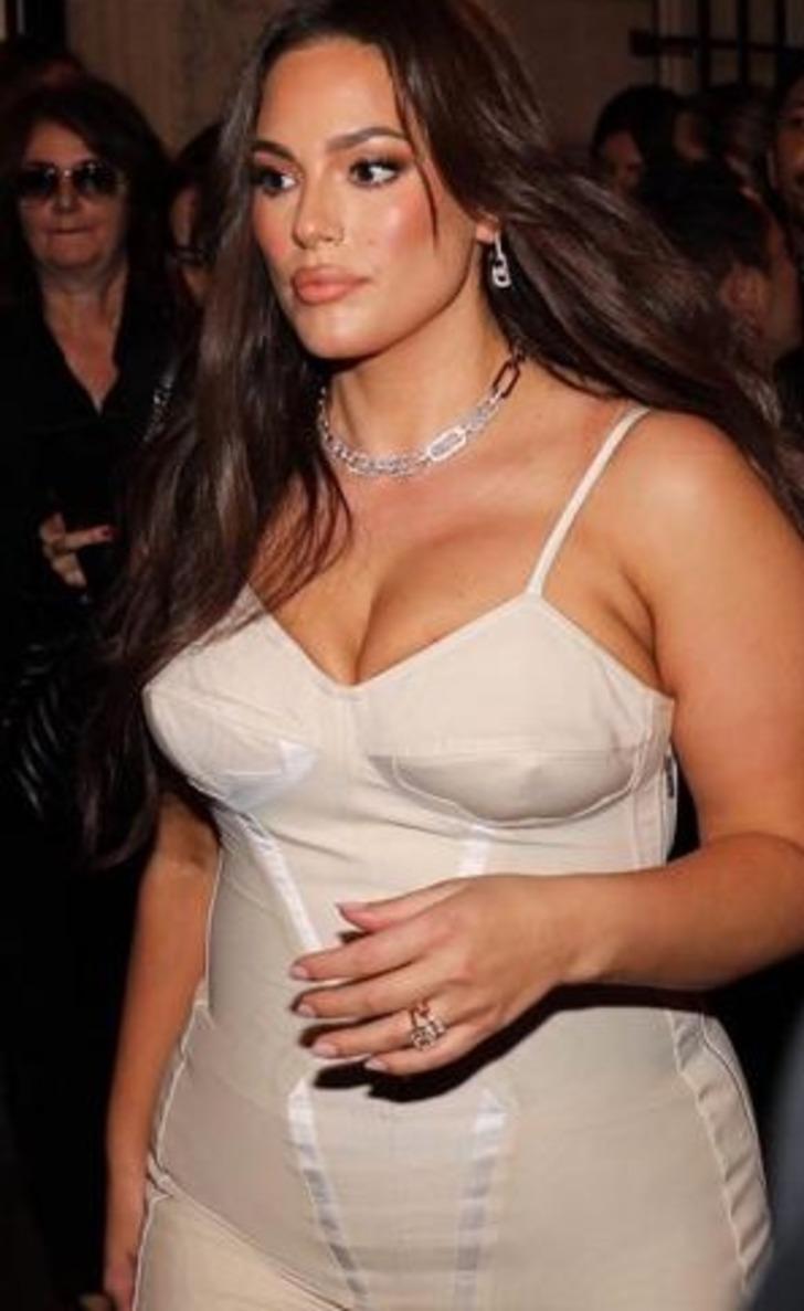 Dünyanın en seksi kadını seçilmişti! Ashley Graham tüle sarınıp iç çamaşırıyla poz verdi G5