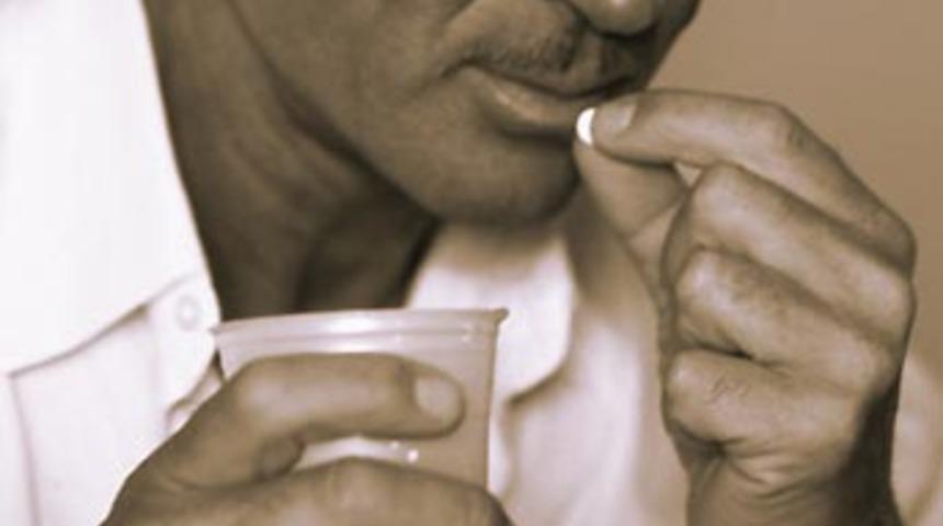 Kızını zehirleyen ila&ccedil;tan i&ccedil;ince...