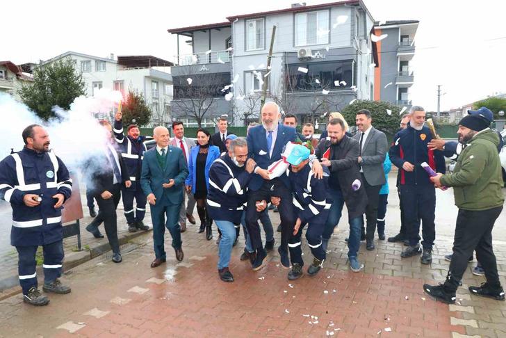 Yüzde 60 zam sonrası belediye başkanını omuzlarda taşıdılar! En düşük maaş 31 bin 103 lira oldu G1