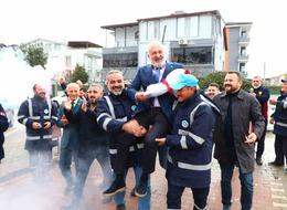 Yüzde 60 zam sonrası belediye başkanını omuzlarda taşıdılar! En düşük maaş 31 bin 103 lira oldu