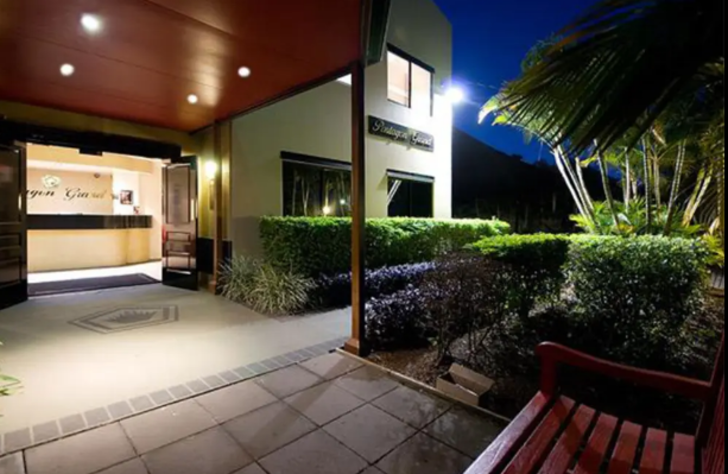 Kocasının 7 saat ve binlerce dolar harcadığı genelevin önüne gelerek protesto yaptı! "Bunu kocanızla görüşün, bizim sorunumuz değil" G2