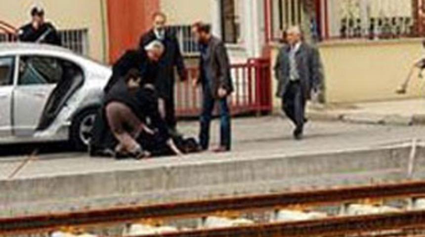 &Ouml;lesiye dayak yedi, polis seyretti