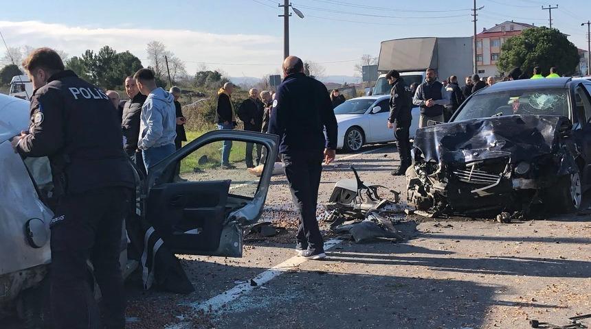 Sakarya'da iki otomobilin çarpıştığı kazada yaralanan 1 kişi daha öldü