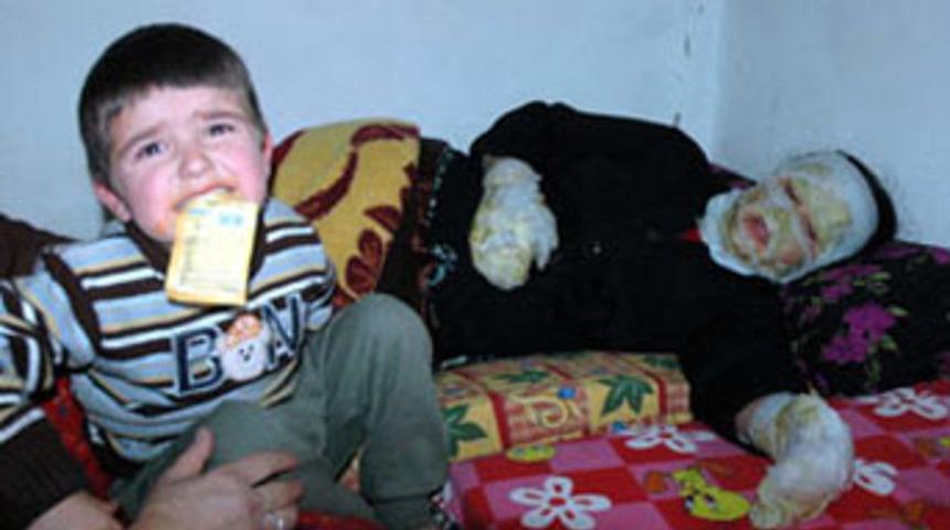 &Ccedil;ocuğu i&ccedil;in alevlerin i&ccedil;ine atladı