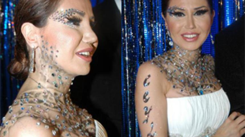 K&ouml;peğe Swarovski taşlarından elbise...