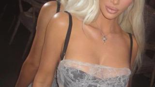 Kim Kardashian derin sırt dekoltesiyle poz verdi... Neredeyse göğüsleri açılacaktı!