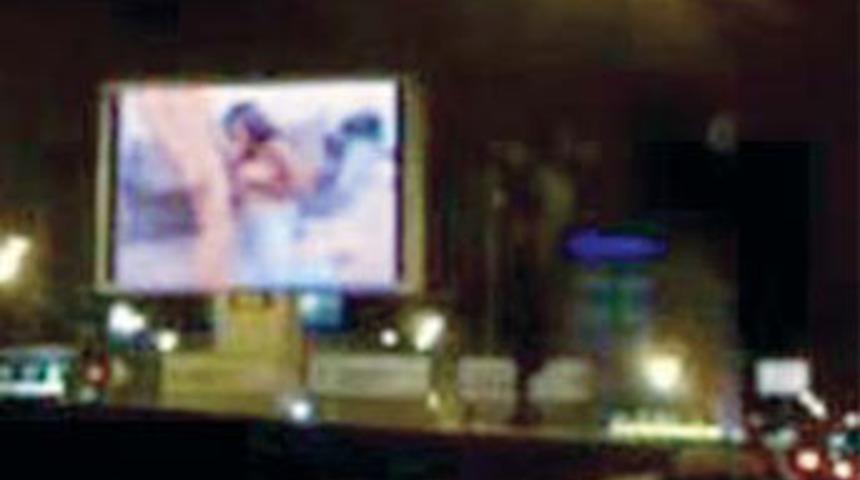 Porno yayın trafiği kilitledi!