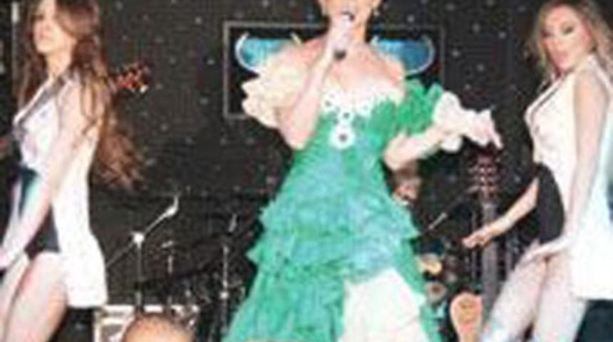 Eski d&ouml;vme sırtta yenisi de kolunda