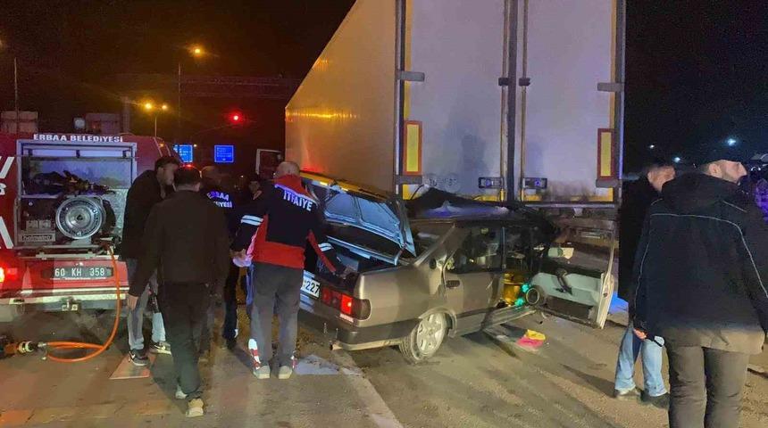 Tokat&rsquo;ta Tofaş otomobil tıra ok gibi saplandı: Ara&ccedil;ta sıkışan s&uuml;r&uuml;c&uuml;y&uuml; itfaiye kurtardı