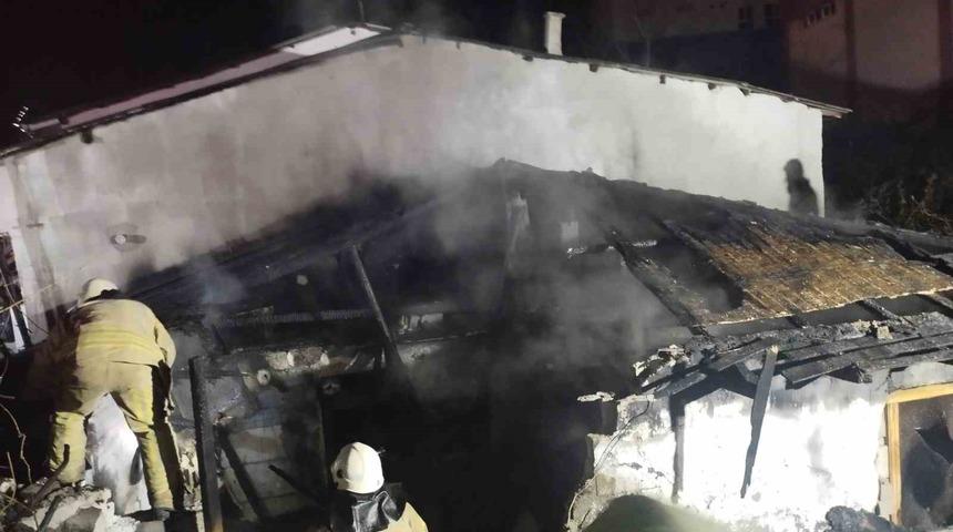 Ataşehir&rsquo;de gecekondu alev alev yandı