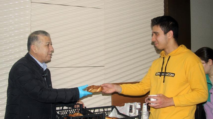 Mersin Üniversitesi Rektörü Yaşar, kütüphanede öğrencilerle buluştu