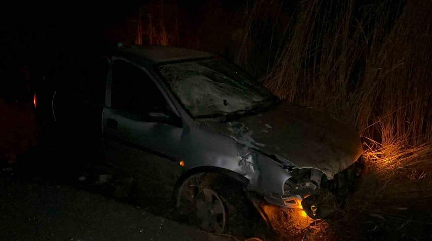 Kontrolden çıkan otomobil şarampole girip tepeciğe çarparak durabildi