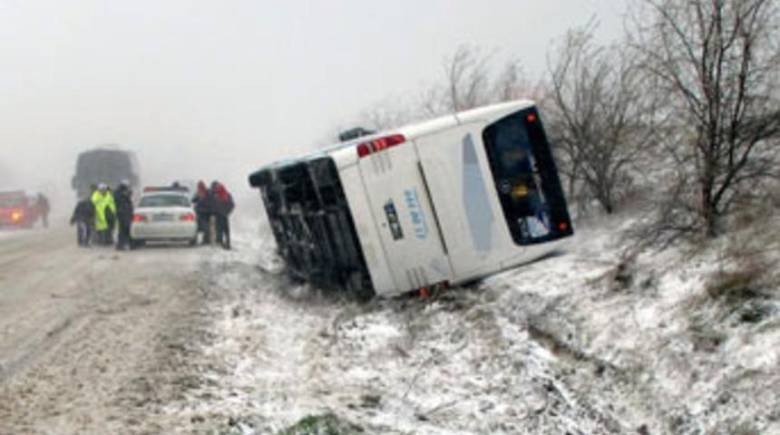 Otob&uuml;s şarampole yuvarlandı: 1 bebek &ouml;ld&uuml;