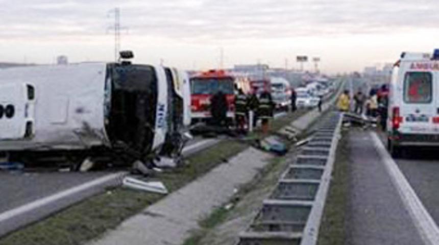 &Ouml;ğrenci servisi devrildi: 2 &ouml;l&uuml;, 19 yaralı