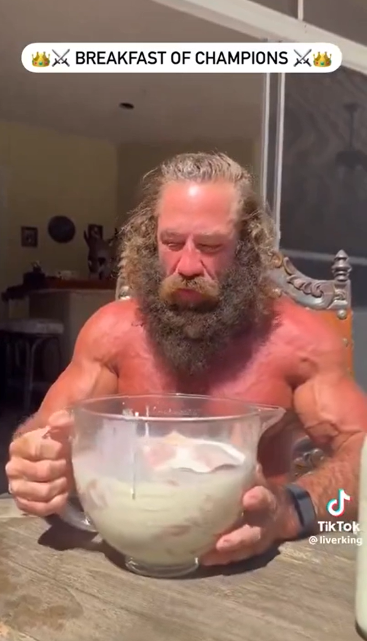 Yemek seçimi sosyal medyayı ikiye böldü! Testis, süt ve yulafı karıştırdı... Kahvaltıda büyük bir iştahla yedi G2