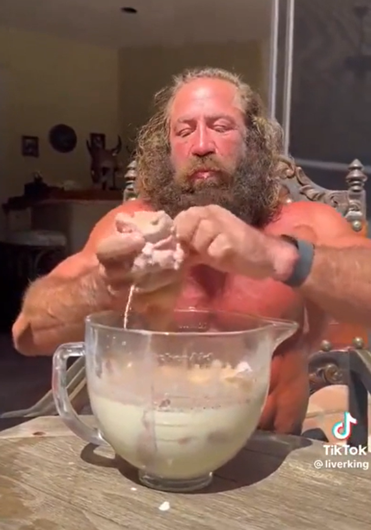 Yemek seçimi sosyal medyayı ikiye böldü! Testis, süt ve yulafı karıştırdı... Kahvaltıda büyük bir iştahla yedi G3