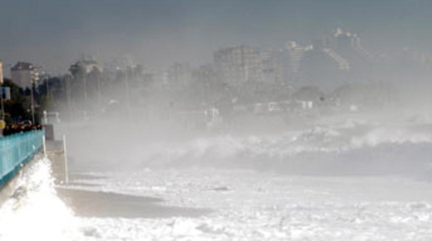 Antalya'da fırtına