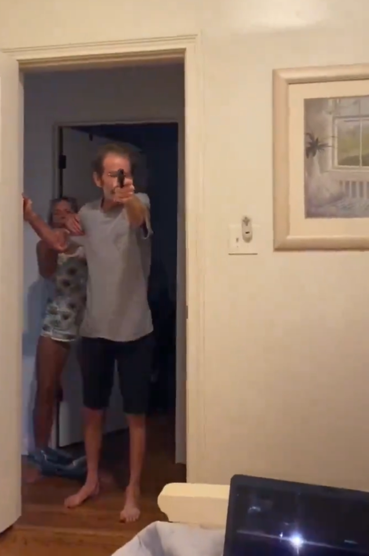 Şoke eden görüntüler! Annesinin sevgilisinin onu vurduğu anları böyle kaydetti... Kulağından akan kanlarla evinden koşarak kaçtı...  G2