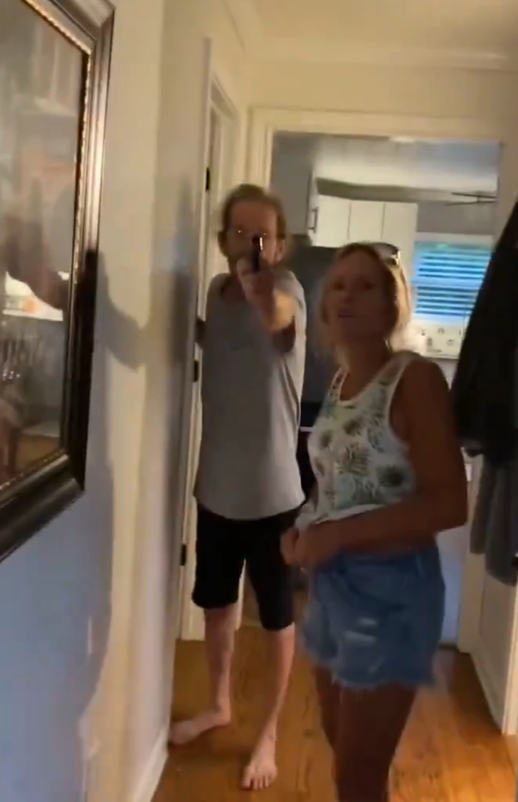 Şoke eden görüntüler! Annesinin sevgilisinin onu vurduğu anları böyle kaydetti... Kulağından akan kanlarla evinden koşarak kaçtı...  G3