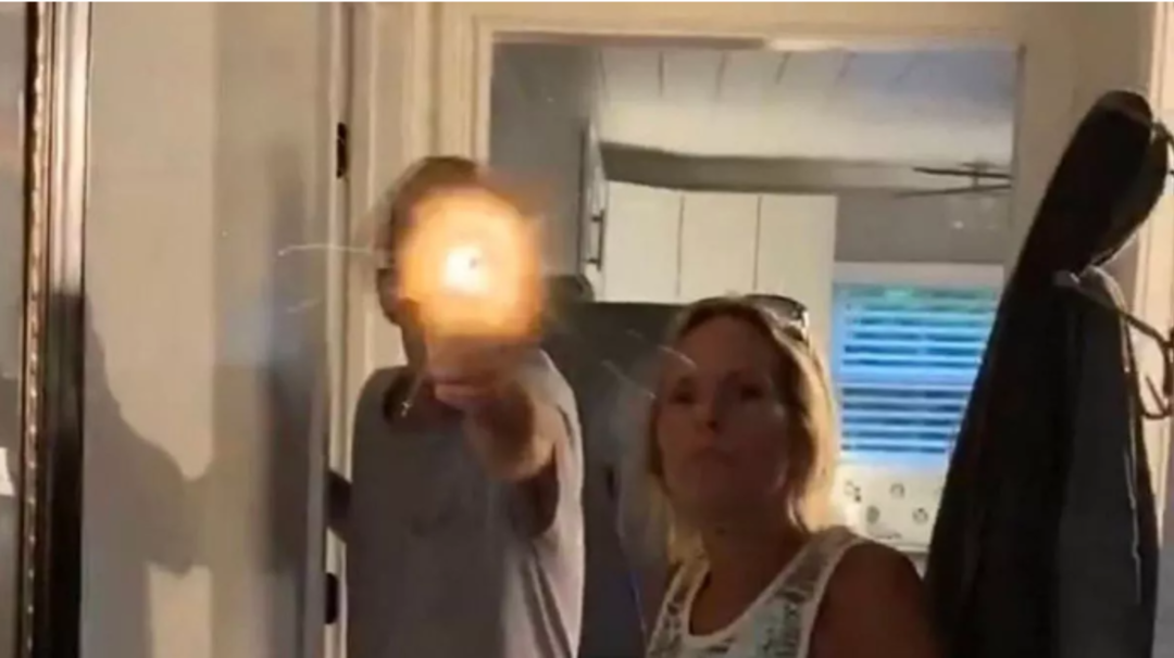 Şoke eden g&ouml;r&uuml;nt&uuml;ler! Annesinin sevgilisinin onu vurduğu anları b&ouml;yle kaydetti... Kulağından akan kanlarla evinden koşarak ka&ccedil;tı... 