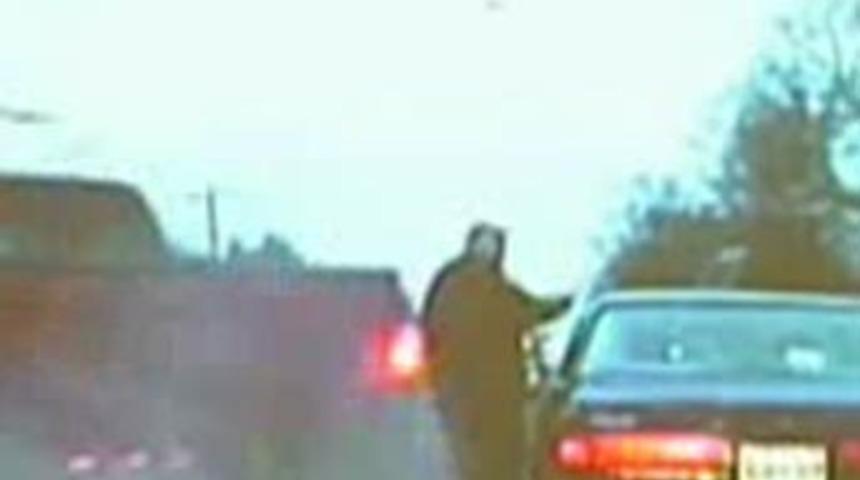 Polise kamyonet &ccedil;arptı!