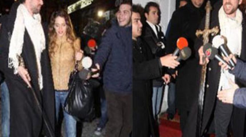Kılıcıyla geldi