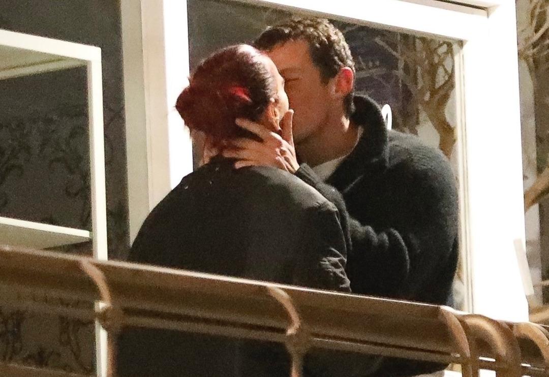 Dua Lipa eski aşkını &ccedil;abuk unuttu! Balkonda dudak dudağa yakalandı