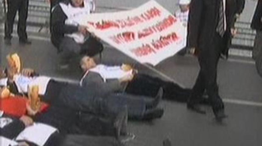 İtfaiyeciler k&ouml;pr&uuml;de eylem yaptı