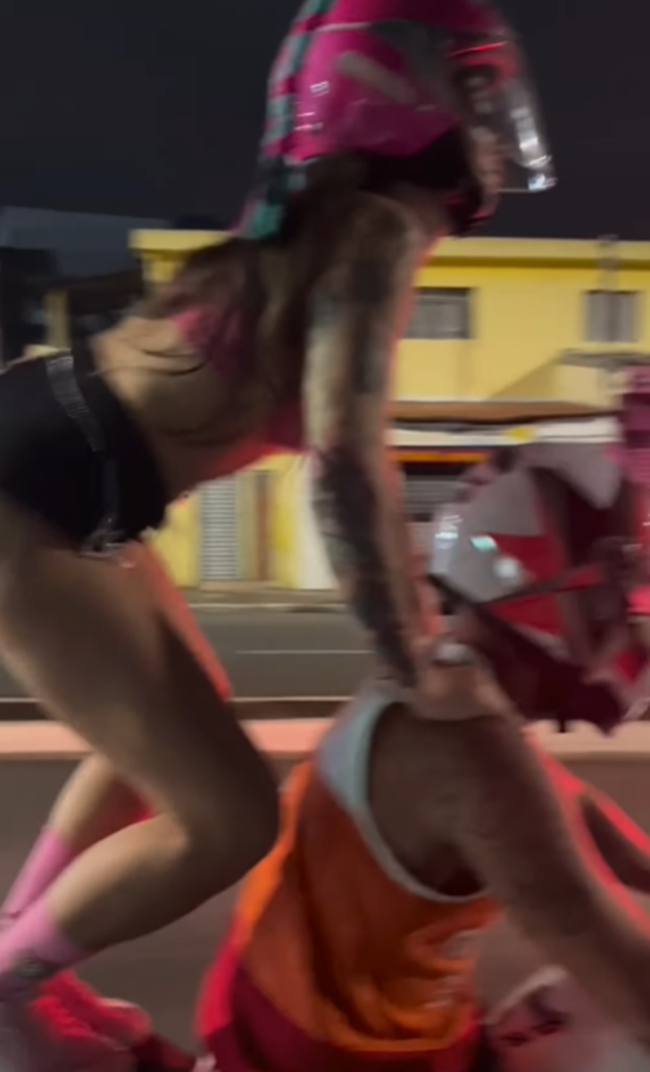 Onu kimse durduramıyor! Brezilyalı şarkıcı Mc Pipokinha motorda twerk yaptığı anları paylaştı... Sosyal medyada yer yerinden oynadı G3