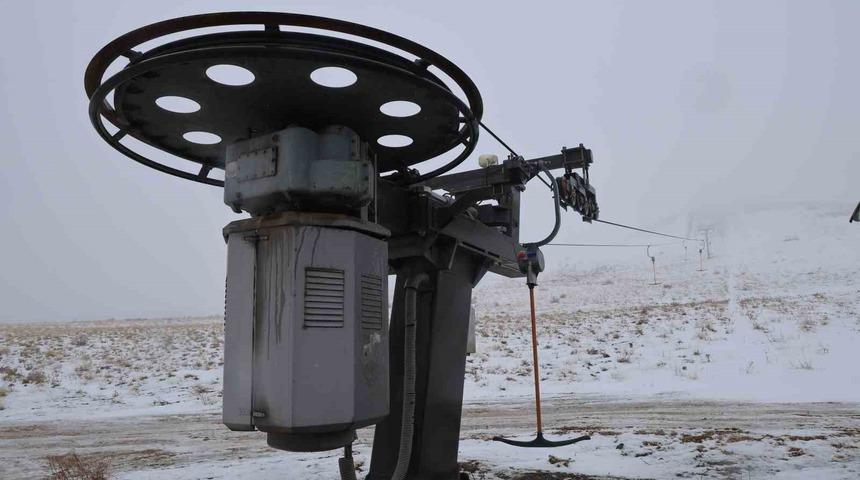 Göl manzaralı kayak merkezi ’kara’ hasret kaldı: Yağış olmadığı için sezon açılamadı