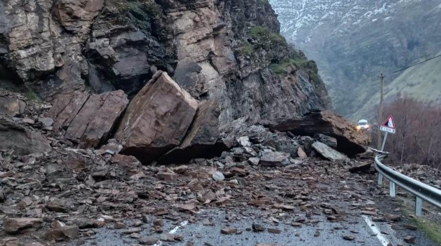 Hakkari-Çukurca yolunda heyelan! Yol ulaşıma kapandı