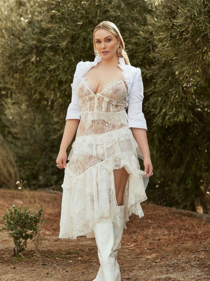Eski yetişkin film yıldızı Mia Malkova transparan elbisesiyle kendisini prensese benzetti! Göğüslerinin gözükmesine aldırış etmedi G3