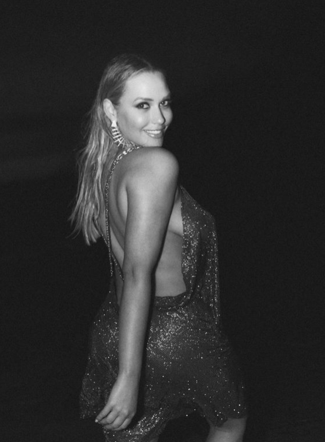 Eski yetişkin film yıldızı Mia Malkova transparan elbisesiyle kendisini prensese benzetti! G&ouml;ğ&uuml;slerinin g&ouml;z&uuml;kmesine aldırış etmedi