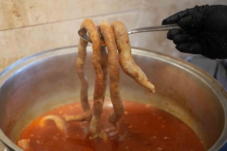 Belki de daha önce hiç yemediniz! Turistler o lezzete bayılıyor... Kışın yemeye doymuyorlar! Mumbar dolması neyden, nasıl yapılır? G1