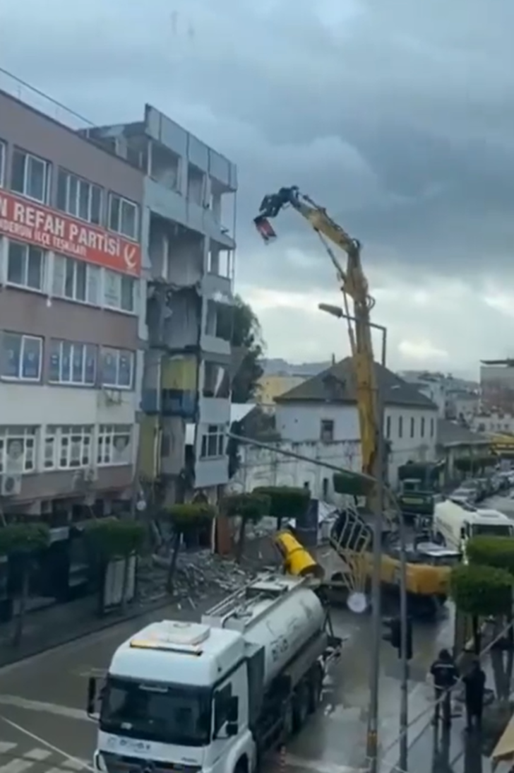 Sosyal medyada takdir toplayan hareket! Yıkım hazırlığı yapılan binadaki Atatürk'ün portresini özenle aşağıya indirdi G1