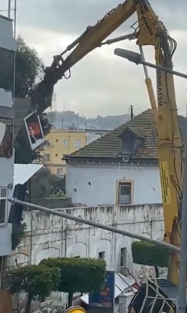 Sosyal medyada takdir toplayan hareket! Yıkım hazırlığı yapılan binadaki Atatürk'ün portresini özenle aşağıya indirdi G2