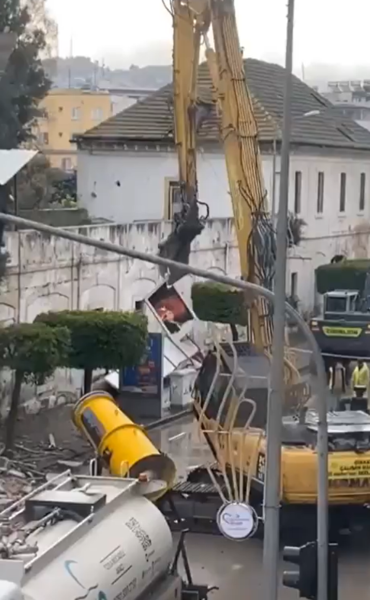 Sosyal medyada takdir toplayan hareket! Yıkım hazırlığı yapılan binadaki Atatürk'ün portresini özenle aşağıya indirdi G3