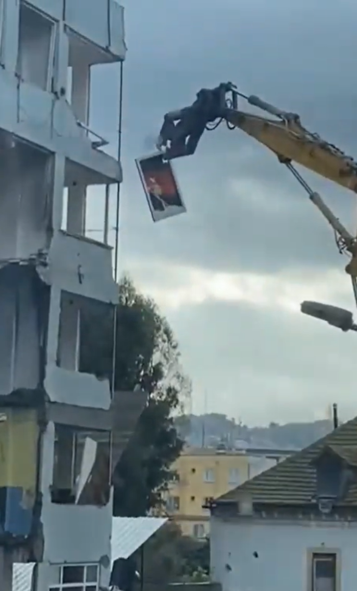 Sosyal medyada takdir toplayan hareket! Yıkım hazırlığı yapılan binadaki Atatürk'ün portresini özenle aşağıya indirdi G5