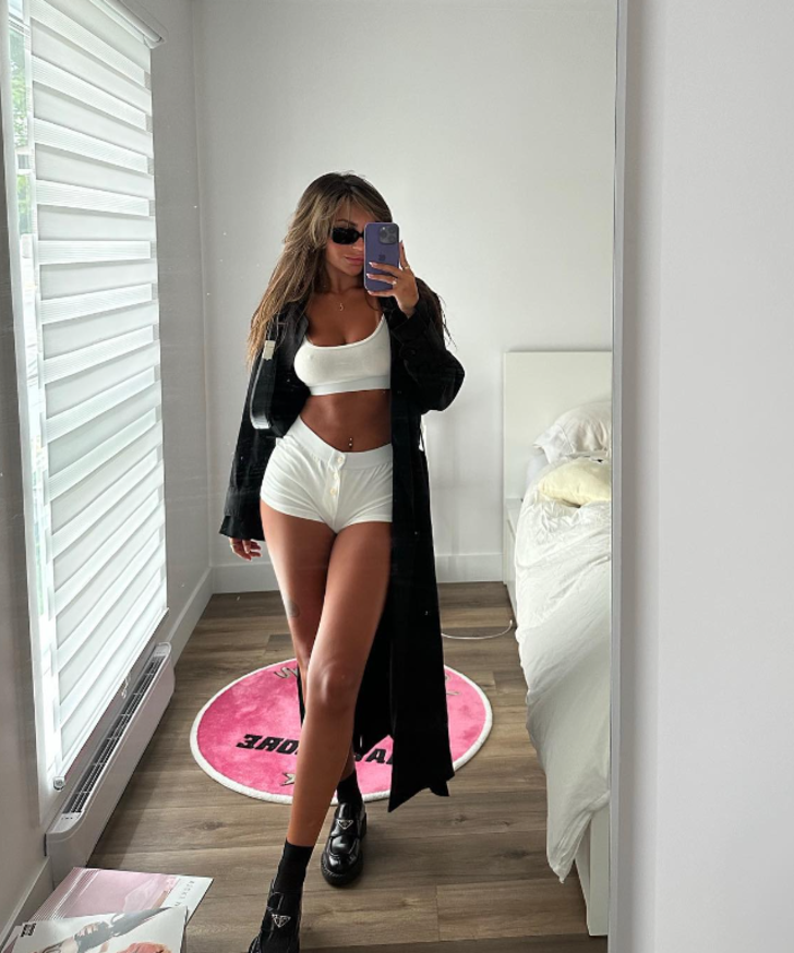 Sosyal medya fenomeni Claudia Tihan Instagram'ın limitlerini zorlamaya devam ediyor! Yarı çıplak poz verince gündem yarattı G5