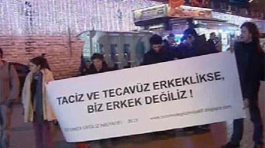 Taksim'de tacize karşı kartlı protesto